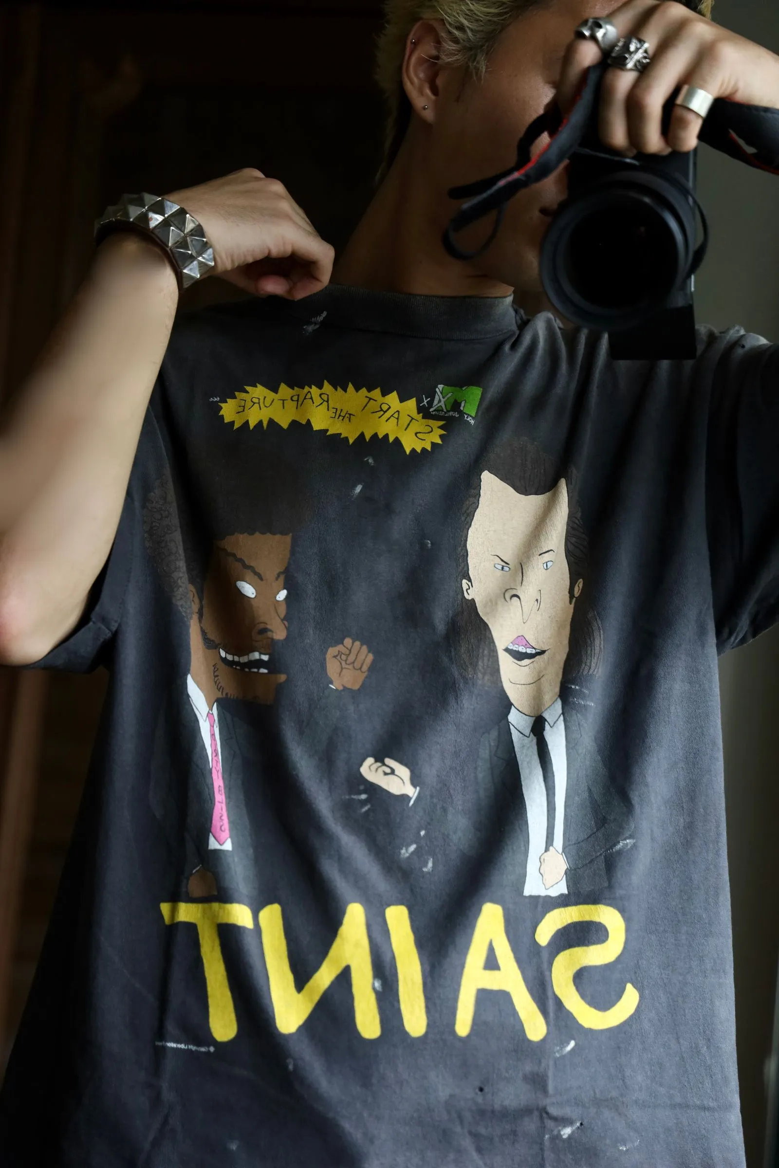 SAINT Mxxxxxx RAPTURE SS TEE/BLK Beavis and Butt-Head anime character TEE. Washed black S-XL. The print is from the characters of the American classic animation "Beavis and Butt-Head". It also pays tribute to the two classic killer characters in "Pulp Fiction". It is very witty and humorous. The whole garment is washed again.